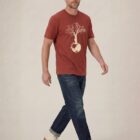 Tshirt homme manche courte couleur rouge lave avec le dessin d'un arbre sur une planète et sérigraphie de couleur beige.