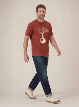 Tshirt homme manche courte couleur rouge lave avec le dessin d'un arbre sur une planète et sérigraphie de couleur beige.