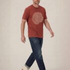Tshirt homme manche courte en coton biologique de couleur rouge lave avec le dessin d'une coupe de bois formée par des petits animaux la sérigraphie est de couleur beige.