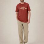 Tshirt homme manche courte coton biologique couleur rouge lave avec le dessin d'un poisson en forme de vélo qui mange un 4x4 avec une sérigraphie beige.