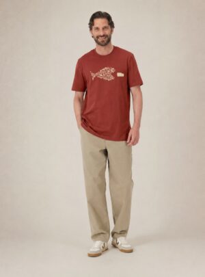 Tshirt homme manche courte coton biologique couleur rouge lave avec le dessin d'un poisson en forme de vélo qui mange un 4x4 avec une sérigraphie beige.