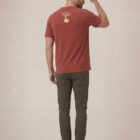 Tshirt homme manche courte en coton biologique de couleur rouge lave vue de dos avec le dessin de la marque entre les épaules et la sérigraphie est de couleur beige.