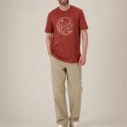 Tshirt homme manche courte coton biologique couleur rouge lave avec le dessin d'un yin et yang de la nature, d'un coté les montagnes et de l'autre la plage la sérigraphie est de couleur beige.
