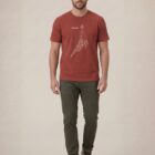 Tshirt homme manche courte en coton biologique couleur rouge lave avec un dessin représentant une baleine avec des motifs polynésiens en sérigraphie de couleur beige.