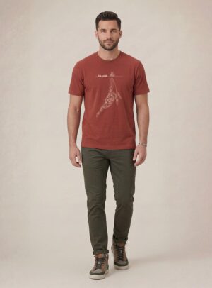 Tshirt homme manche courte en coton biologique couleur rouge lave avec un dessin représentant une baleine avec des motifs polynésiens en sérigraphie de couleur beige.