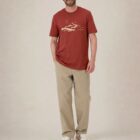 Tshirt homme manche courte en coton biologique couleur rouge lave avec le dessin d'une montagne et inscrit silence de sérigraphie beige.