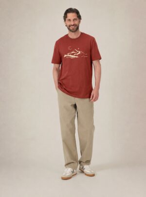 Tshirt homme manche courte en coton biologique couleur rouge lave avec le dessin d'une montagne et inscrit silence de sérigraphie beige.