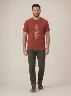 Tshirt homme manche courte couleur rouge lave avec le dessin de chaque élément de la nature, la sérigraphie est de couleur beige.