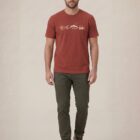 Tshirt homme manche courte en coton biologique de couleur rouge lave avec un dessin représentant les éléments de la nature sur une ligne avec l'inscription des racines aux étoiles la de sérigraphie est de couleur beige.