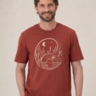 Tshirt homme manche courte coton biologique couleur rouge lave avec le dessin d'un yin et yang de la nature, d'un coté les montagnes et de l'autre la plage la sérigraphie est de couleur beige.