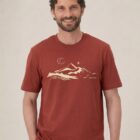 Tshirt homme manche courte en coton biologique couleur rouge lave avec le dessin d'une montagne et inscrit silence de sérigraphie beige.