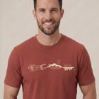 Tshirt homme manche courte en coton biologique de couleur rouge lave avec un dessin représentant les éléments de la nature sur une ligne avec l'inscription des racines aux étoiles la de sérigraphie est de couleur beige.