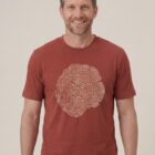 Tshirt homme manche courte en coton biologique de couleur rouge lave avec le dessin d'une coupe de bois formée par des petits animaux la sérigraphie est de couleur beige.