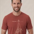Tshirt homme manche courte en coton biologique couleur rouge lave avec un dessin représentant une baleine avec des motifs polynésiens en sérigraphie de couleur beige.