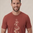 Tshirt homme manche courte couleur rouge lave avec le dessin de chaque élément de la nature, la sérigraphie est de couleur beige.