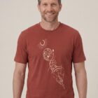 Tshirt manche courte en coton bio pour homme de couleur rouge lave avec un dessin représentant les cinq éléments et la sérigraphie est de couleur beige.
