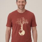 Tshirt homme manche courte couleur rouge lave avec le dessin d'un arbre sur une planète et sérigraphie de couleur beige.