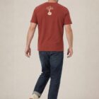 Tshirt homme manche courte en coton biologique de couleur rouge lave vue de dos avec le dessin de la marque entre les épaules et la sérigraphie est de couleur beige.
