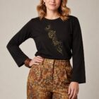 T-shirt femme à manche longue en coton biologique couleur noir avec un dessin des cinq éléments, sérigraphie de couleur doré. Zoom sur le t-shirt.