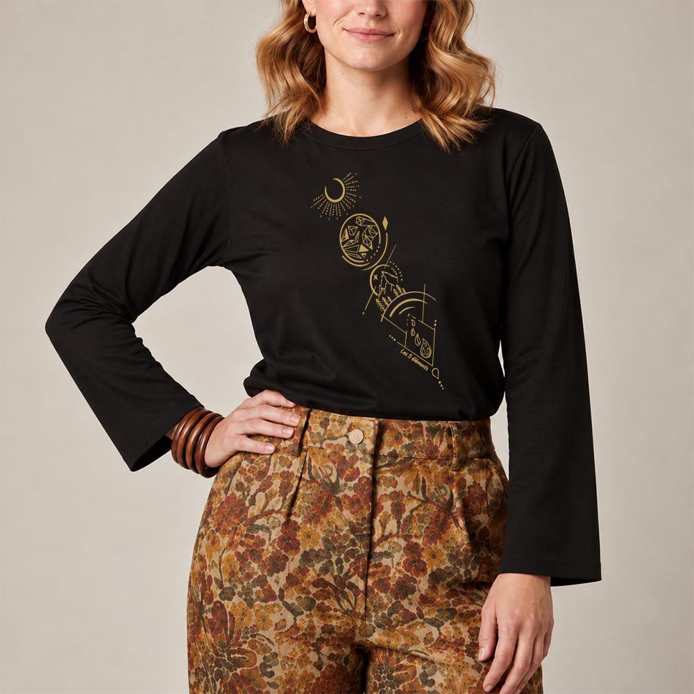 T-shirt femme à manche longue en coton biologique couleur noir avec un dessin des cinq éléments, sérigraphie de couleur doré. Zoom sur le t-shirt.