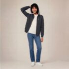 Photo de présentation du sweat à capuche zippé unisexe Polaire, en coton biologique, coloris anthracite, porté par un modèle femme. Collection Ardecho 07.