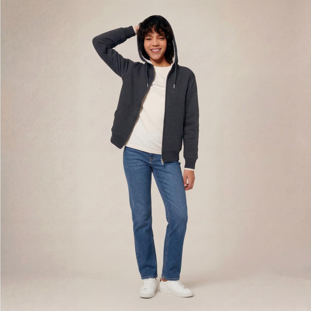 Photo de présentation du sweat à capuche zippé unisexe Polaire, en coton biologique, coloris anthracite, porté par un modèle femme. Collection Ardecho 07.