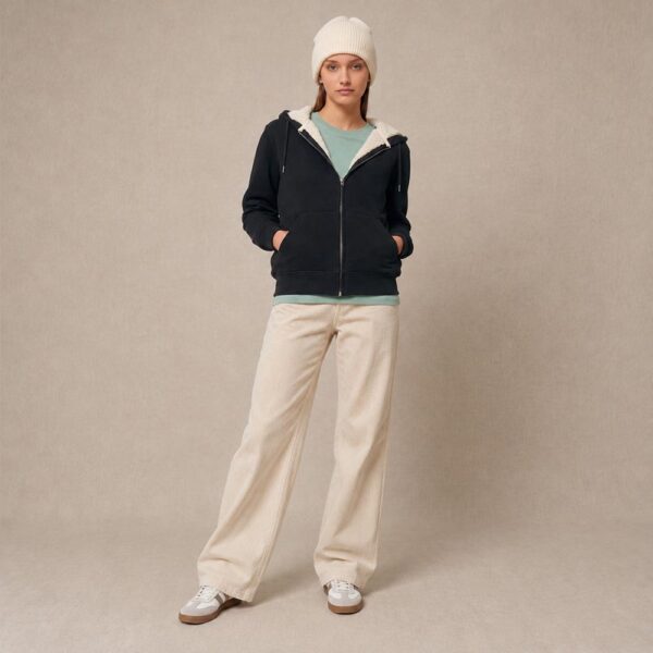 Photo de présentation du sweat à capuche zippé unisexe Polaire, en coton biologique, coloris noir, porté par un modèle femme. Collection Ardecho 07.