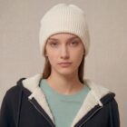Photo de présentation du sweat à capuche zippé unisexe Polaire, en coton biologique, coloris noir, porté par un modèle femme. Collection Ardecho 07. Zoom sur la polaire et le visage du mannequin.