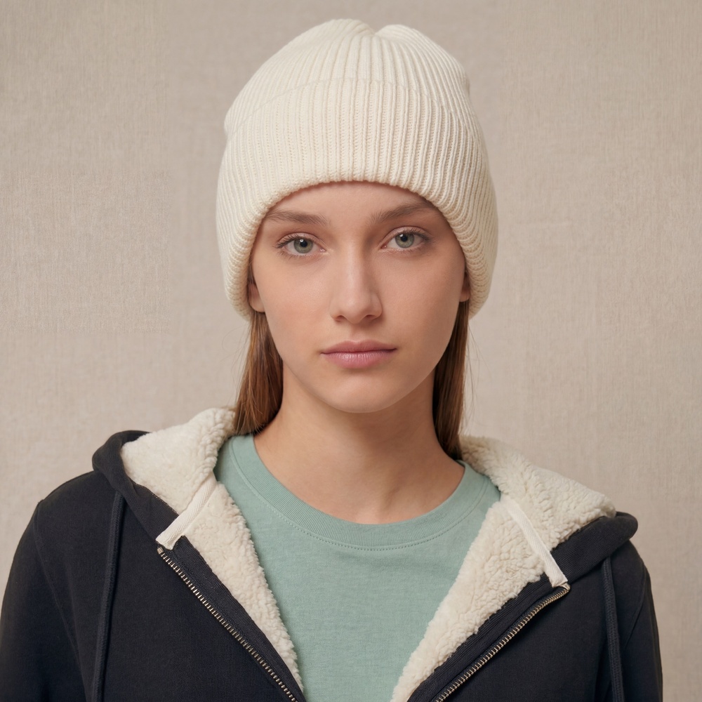 Photo de présentation du sweat à capuche zippé unisexe Polaire, en coton biologique, coloris noir, porté par un modèle femme. Collection Ardecho 07. Zoom sur la polaire et le visage du mannequin.