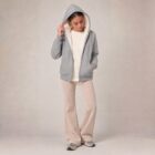 Photo de présentation du sweat à capuche zippé unisexe Polaire, en coton biologique, coloris gris chiné, porté par un modèle femme. Collection Ardecho 07.