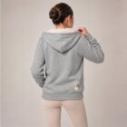 Photo de présentation du sweat à capuche zippé unisexe Polaire, en coton biologique, coloris gris chiné, porté par un modèle femme. Collection Ardecho 07. Zoom sur la polaire de dos avec le dessin de la marque en bas à droite, représentant un arbre sur la planète et un homme qui grimpe à l'arbre, la sérigraphie est de couleur beige.