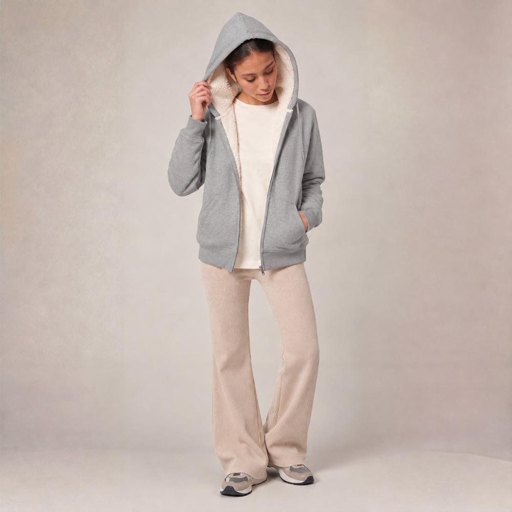 Photo de présentation du sweat à capuche zippé unisexe Polaire, en coton biologique, coloris gris chiné, porté par un modèle femme. Collection Ardecho 07.