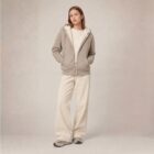 Photo de présentation du sweat à capuche zippé unisexe Polaire, en coton biologique, coloris crème chiné, porté par un modèle femme. Collection Ardecho 07.