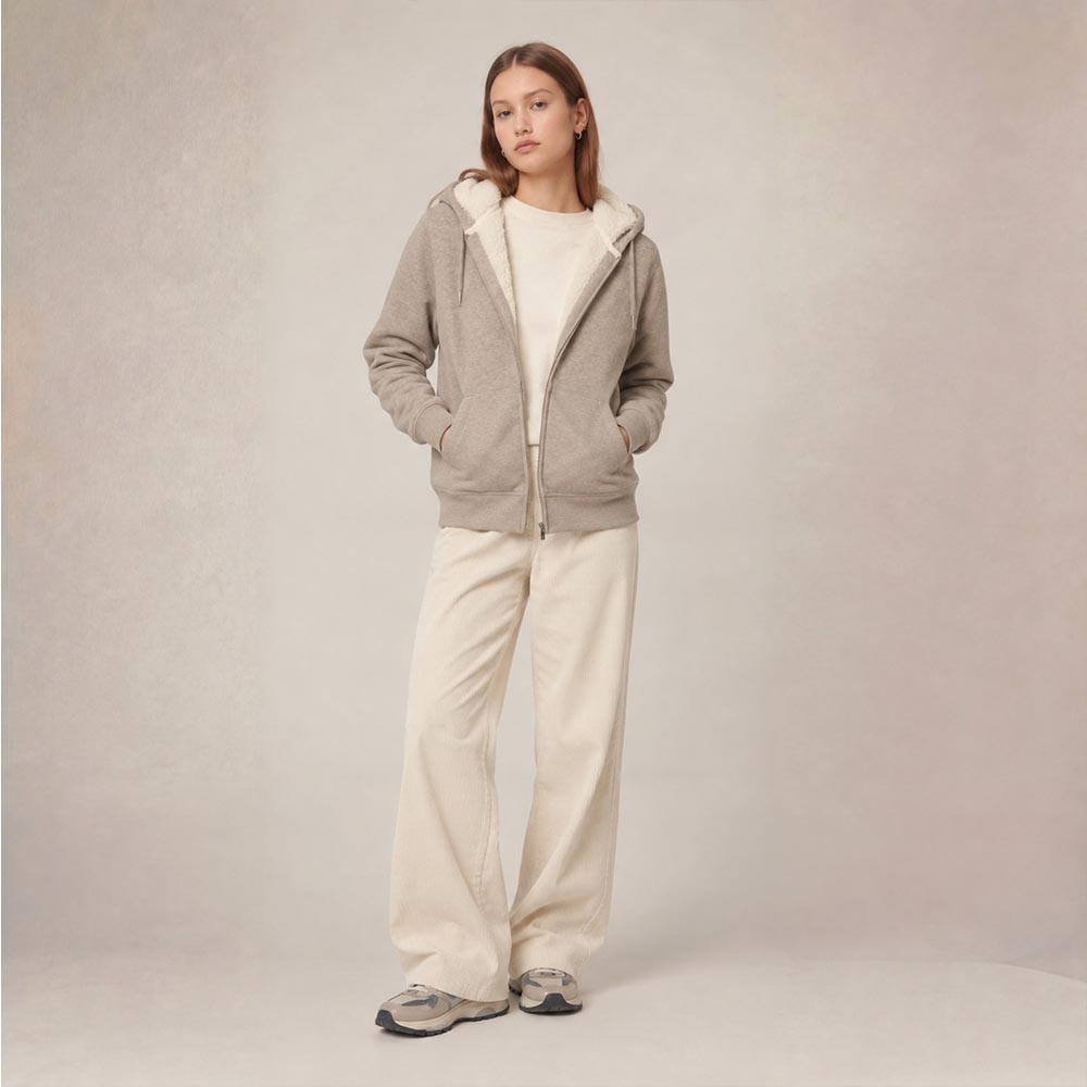 Photo de présentation du sweat à capuche zippé unisexe Polaire, en coton biologique, coloris crème chiné, porté par un modèle femme. Collection Ardecho 07.