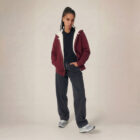 Photo de présentation du sweat à capuche zippé unisexe Polaire, en coton biologique, coloris bordeaux, porté par un modèle femme. Collection Ardecho 07.
