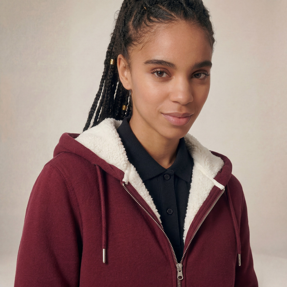 Photo de présentation du sweat à capuche zippé unisexe Polaire, en coton biologique, coloris bordeaux, porté par un modèle femme. Collection Ardecho 07. Zoom sur la polaire.