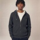 Photo de présentation du sweat à capuche zippé unisexe Polaire, en coton biologique, coloris anthracite, porté par un modèle homme. Collection Ardecho 07. Zoom sur la polaire.