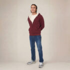 Photo de présentation du sweat à capuche zippé unisexe Polaire, en coton biologique, coloris bordeaux, porté par un modèle homme. Collection Ardecho 07.