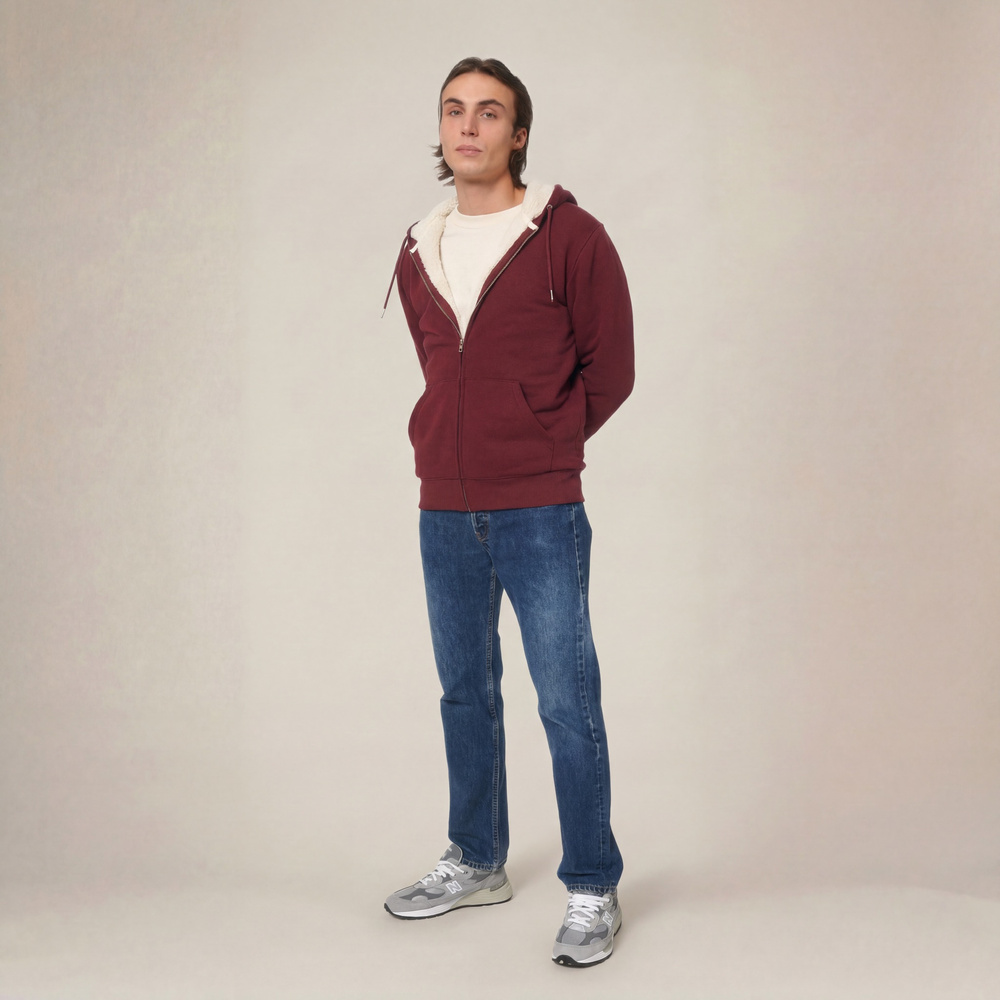 Photo de présentation du sweat à capuche zippé unisexe Polaire, en coton biologique, coloris bordeaux, porté par un modèle homme. Collection Ardecho 07.