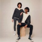 Photo de présentation du sweat à capuche zippé unisexe Polaire, en coton biologique, coloris anthracite, porté par un modèle homme et un modèle femme. Collection Ardecho 07.