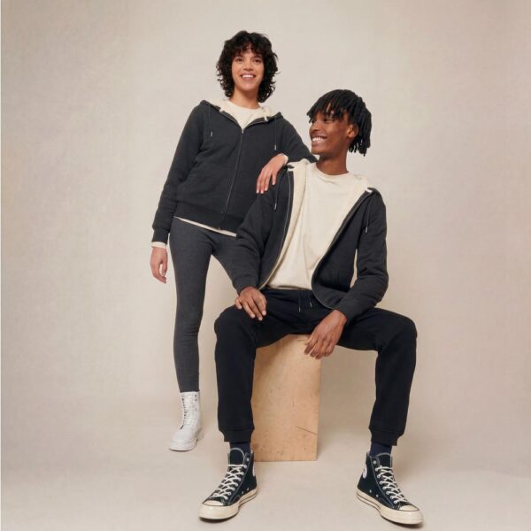 Photo de présentation du sweat à capuche zippé unisexe Polaire, en coton biologique, coloris anthracite, porté par un modèle homme et un modèle femme. Collection Ardecho 07.