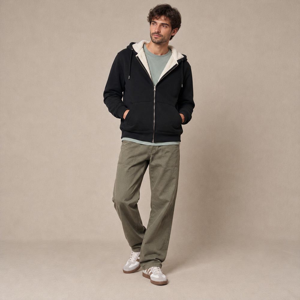 Photo de présentation du sweat à capuche zippé unisexe Polaire, en coton biologique, coloris noir, porté par un modèle homme. Collection Ardecho 07.
