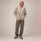 Photo de présentation du sweat à capuche zippé unisexe Polaire, en coton biologique, coloris crème chiné, porté par un modèle homme. Collection Ardecho 07.