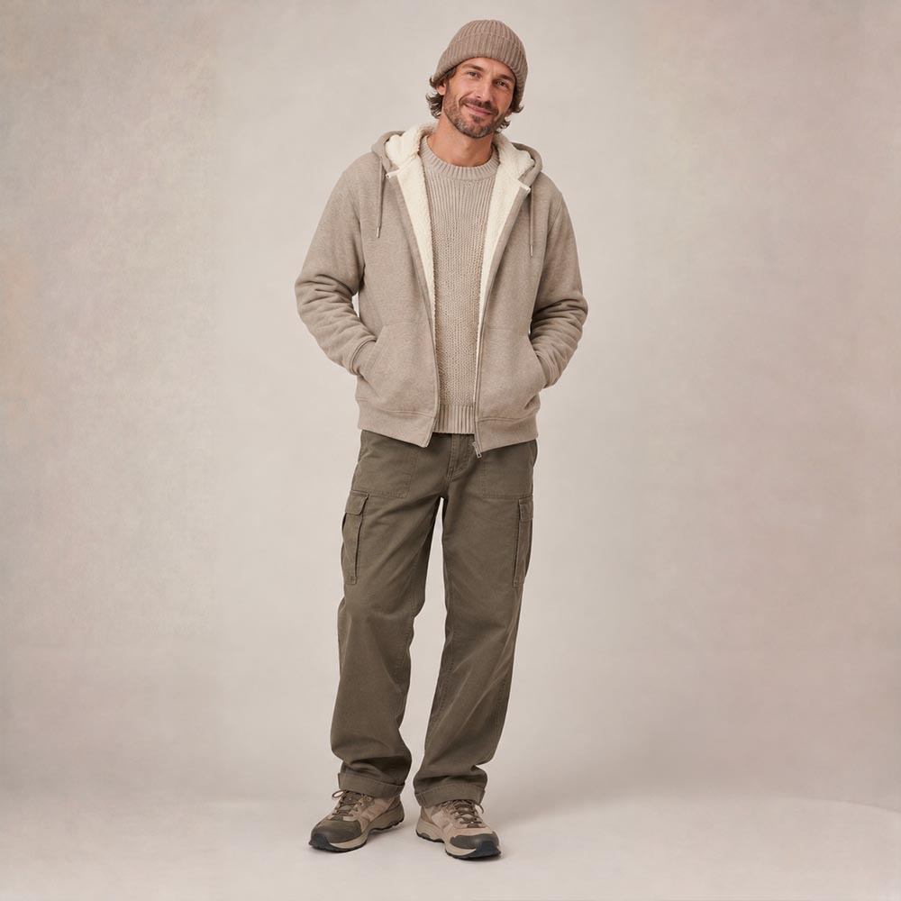 Photo de présentation du sweat à capuche zippé unisexe Polaire, en coton biologique, coloris crème chiné, porté par un modèle homme. Collection Ardecho 07.