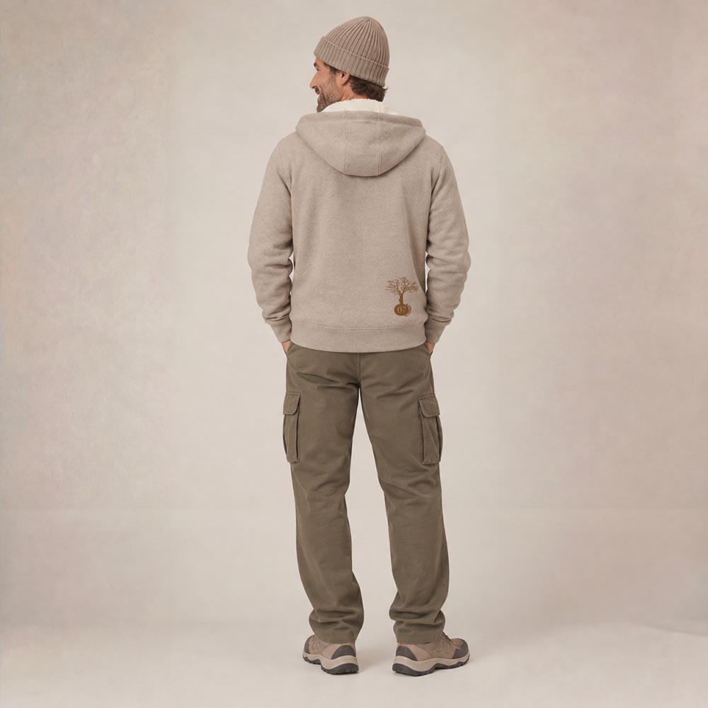 Photo de présentation du sweat à capuche zippé unisexe Polaire, en coton biologique, coloris crème chiné, porté par un modèle homme. Collection Ardecho 07. Zoom sur la polaire de dos avec le dessin de la marque en bas à droite, représentant un arbre sur la planète et un homme qui grimpe à l'arbre, la sérigraphie est de couleur marron.
