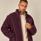 Polaire polyester recyclé homme couleur aubergine, vue de face avec zoom sur la veste ouverte.