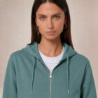 Sweat avec capuche et fermeture éclaire pour femme en coton biologique de couleur vert jade. Zoom sur la veste.