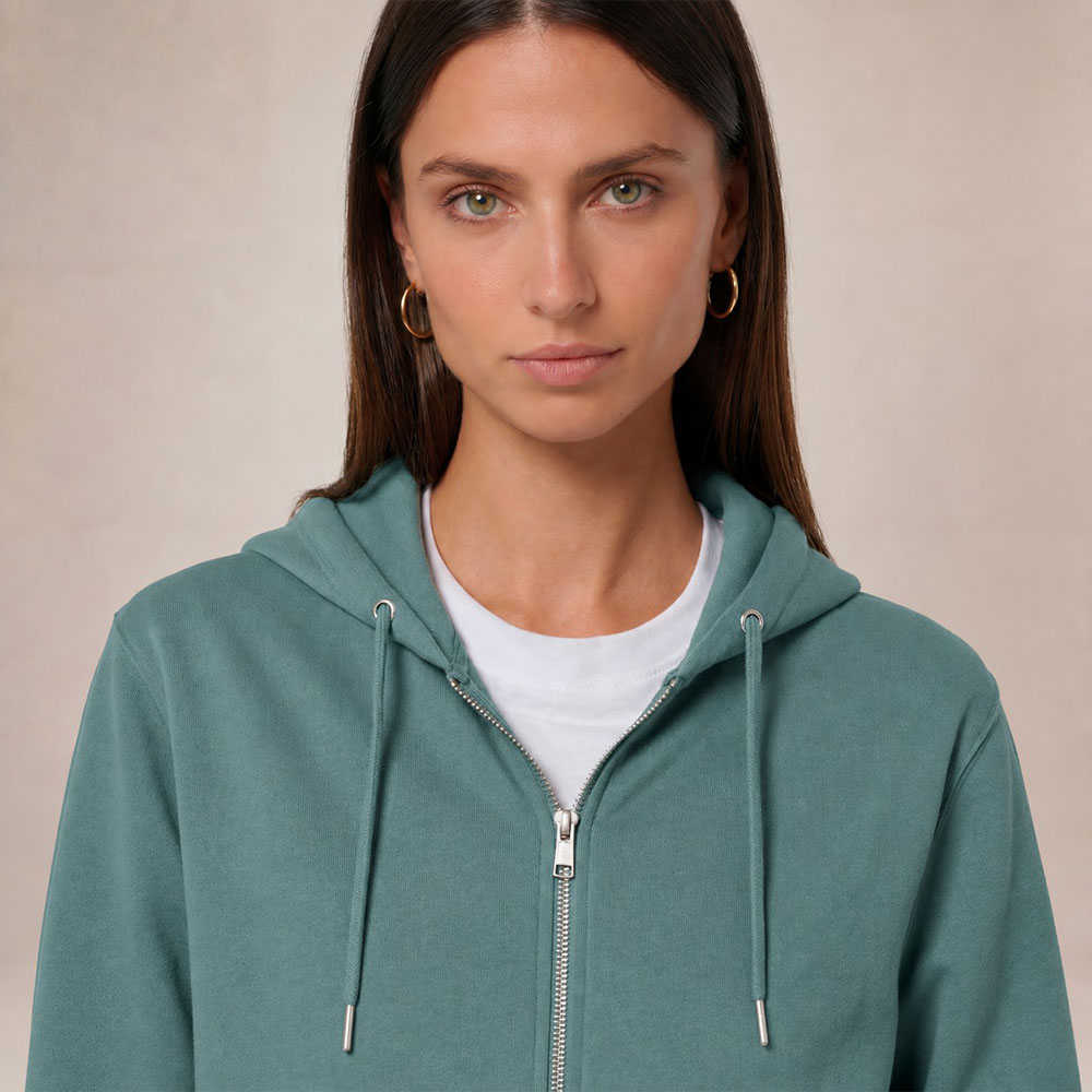 Sweat avec capuche et fermeture éclaire pour femme en coton biologique de couleur vert jade. Zoom sur la veste.