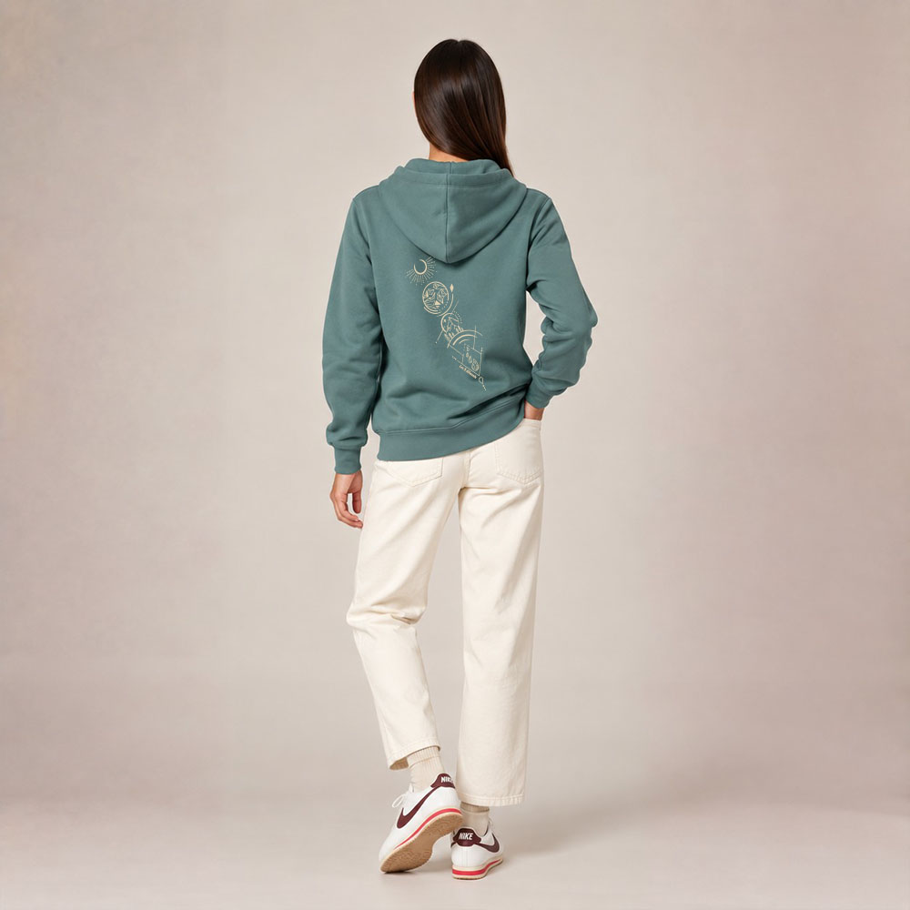 Sweat avec capuche pour femme en coton biologique de couleur vert jade avec un dessin dans le dos représentant les cinq éléments. La sérigraphie est de couleur beige. Vue de dos.