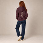 Sweat femme à capuche en coton biologique couleur aubergine avec le dessin de chaque élément de la nature, la sérigraphie est de couleur beige. Vue de dos.